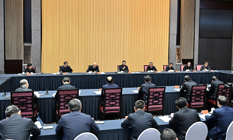 11月30日上午，中共中央总书记、国家主席、中央军委主席习近平在上海主持召开深入推进长三角一体化发展座谈会并发表重要讲话。